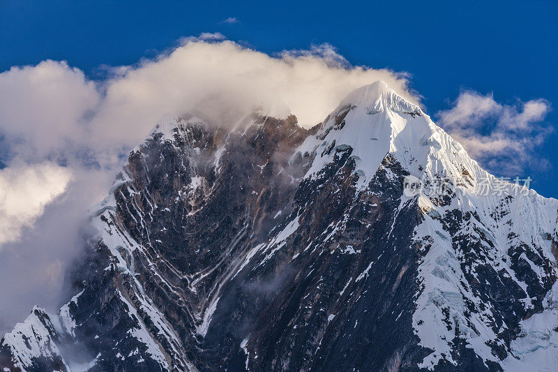 从Carhuacocha湖俯瞰Yerupaja山，Cordillera Huayhuash山